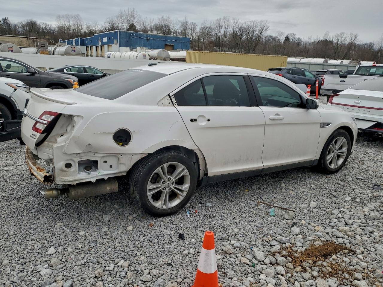 2015 FORD TAURUS SEL photo 3