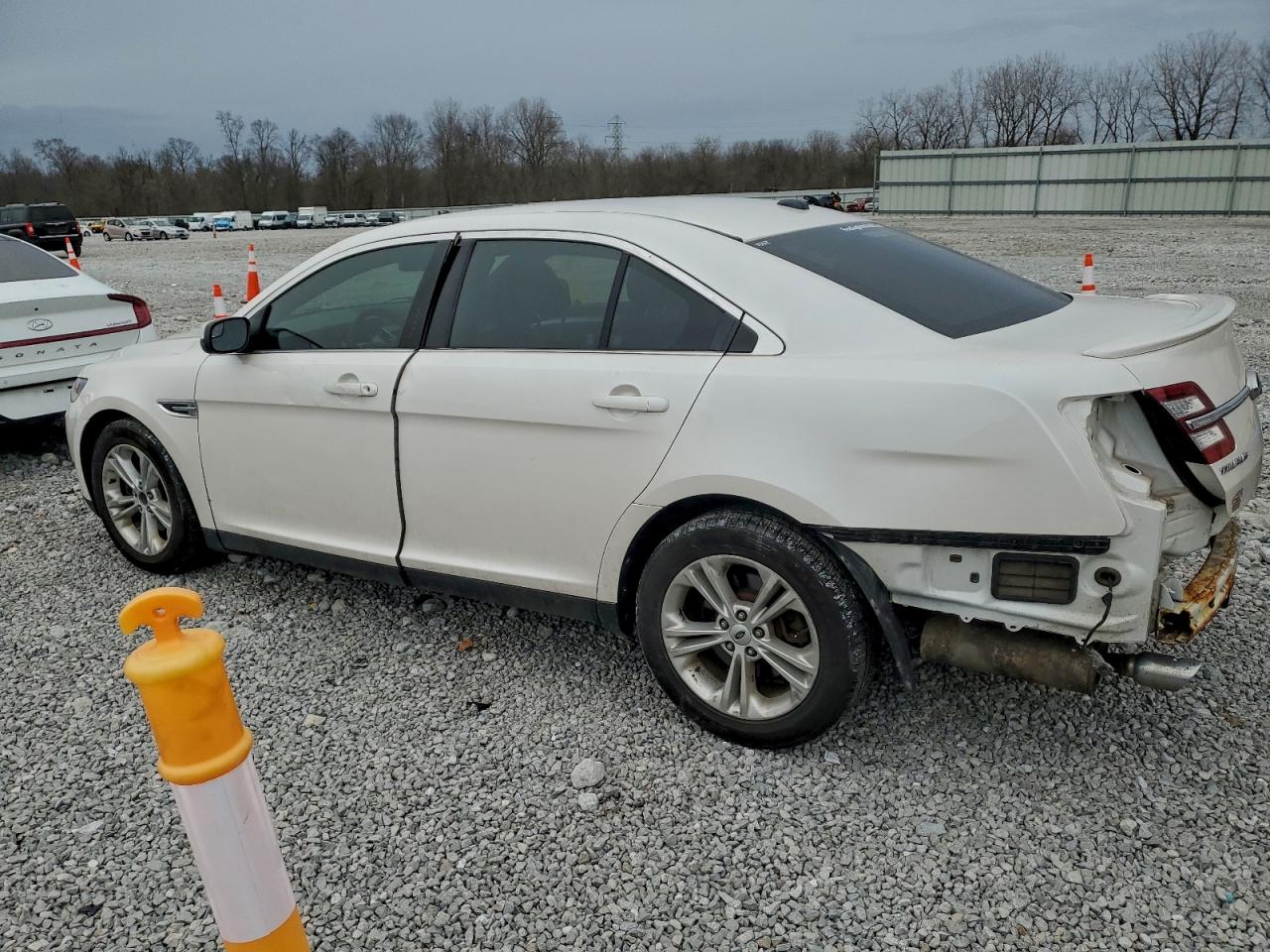 2015 FORD TAURUS SEL photo 2