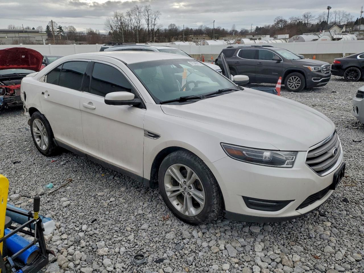 2015 FORD TAURUS SEL photo 4