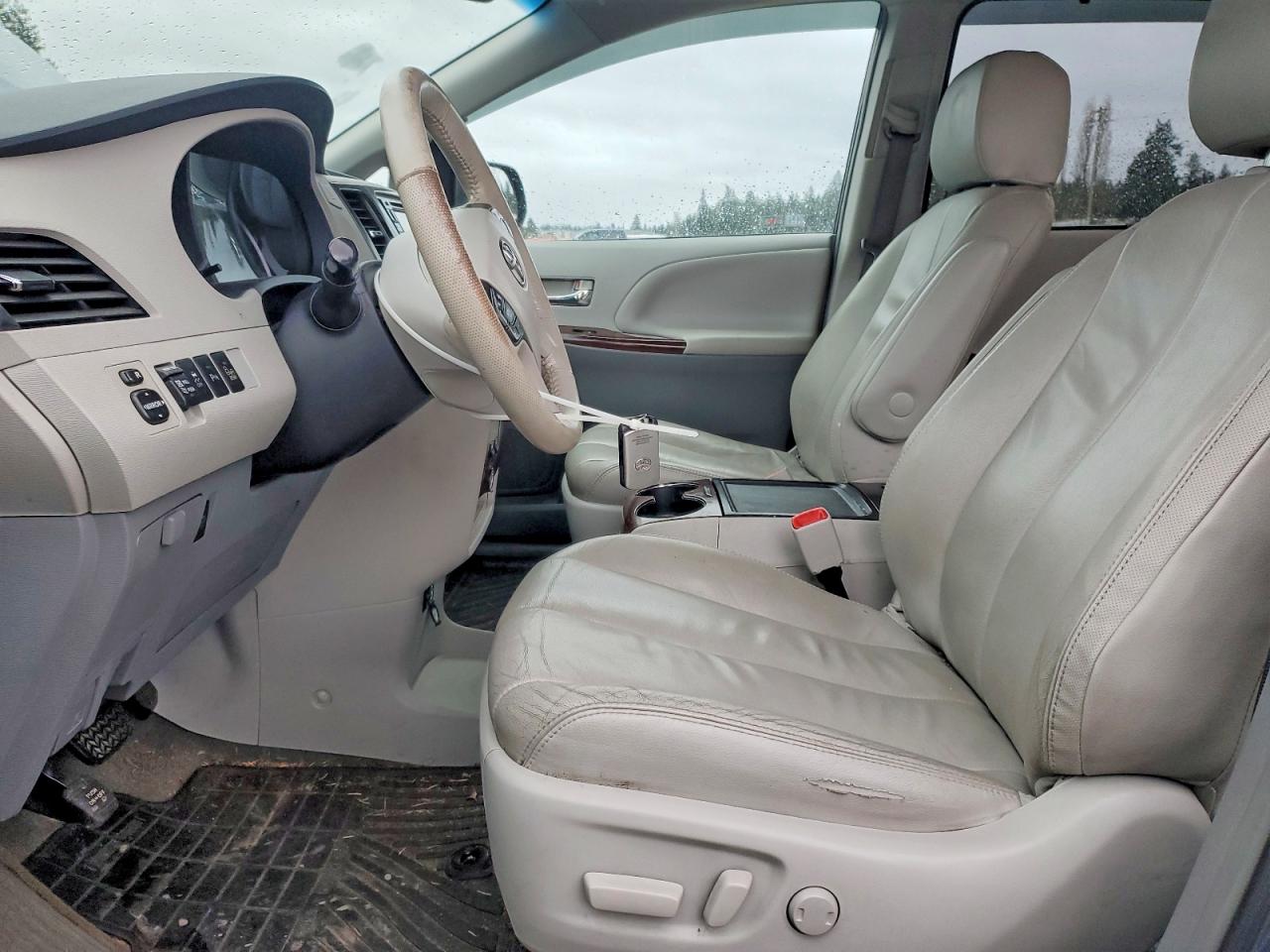 2014 TOYOTA SIENNA XLE photo 7