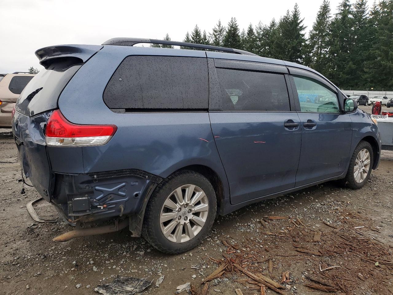 2014 TOYOTA SIENNA XLE photo 3