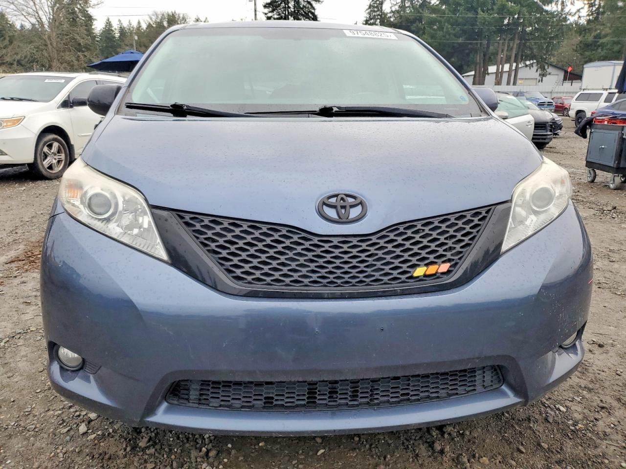 2014 TOYOTA SIENNA XLE photo 5