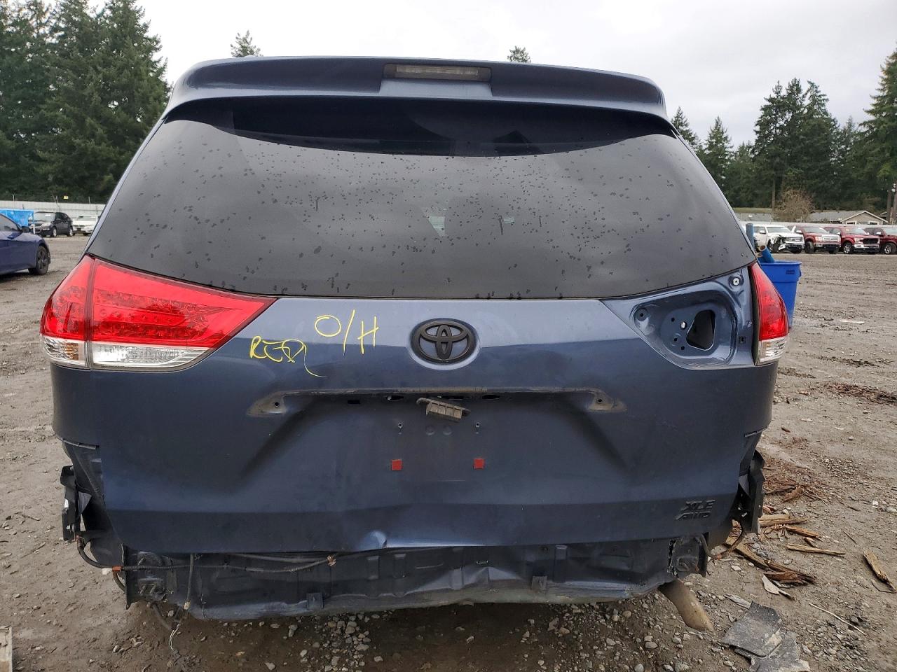 2014 TOYOTA SIENNA XLE photo 6
