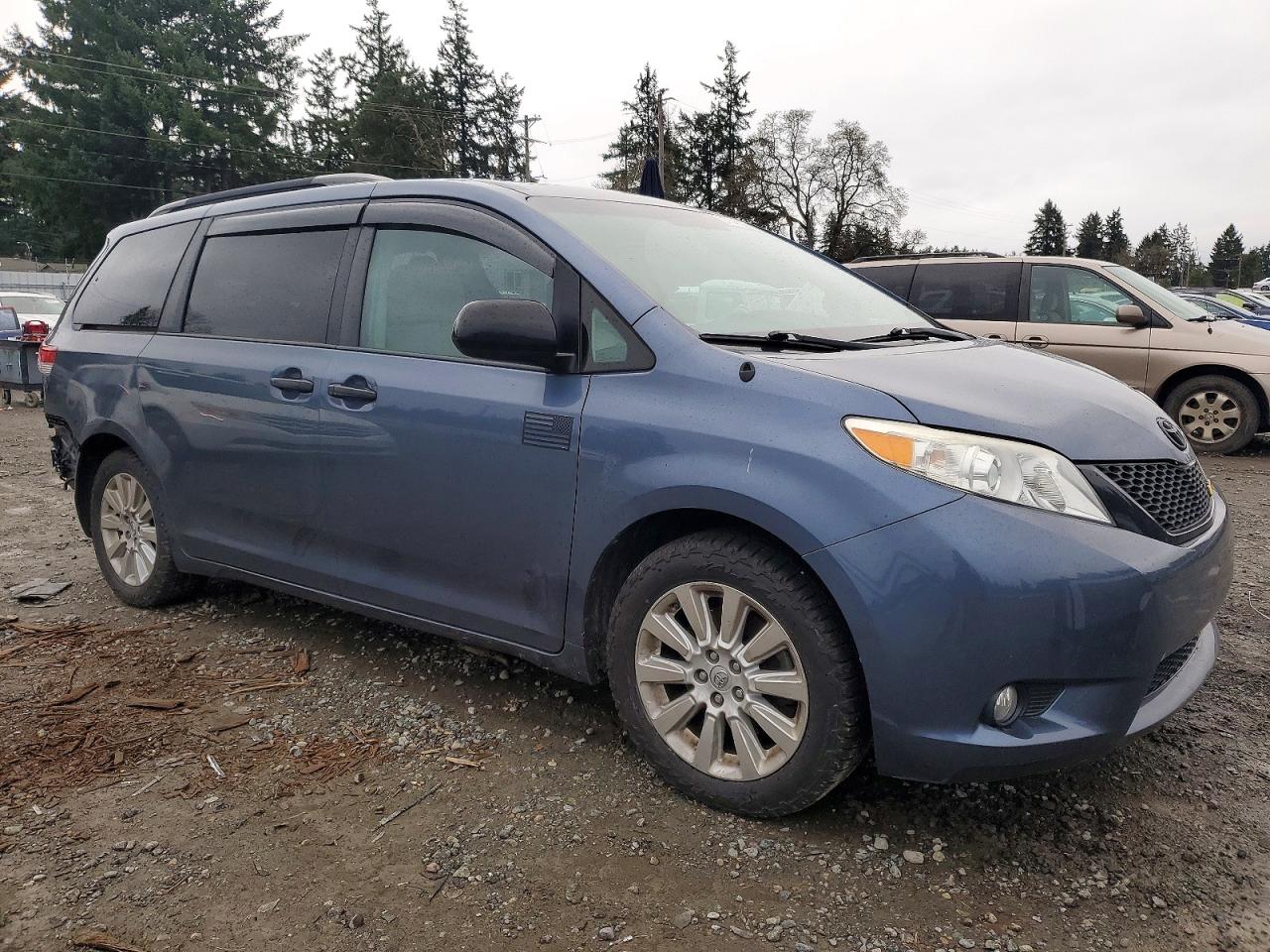 2014 TOYOTA SIENNA XLE photo 4