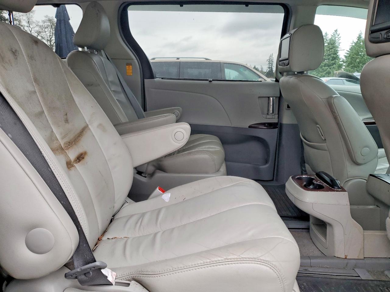 2014 TOYOTA SIENNA XLE photo 11