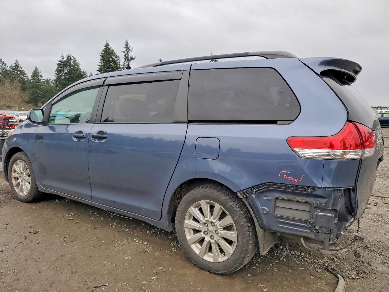 2014 TOYOTA SIENNA XLE photo 2