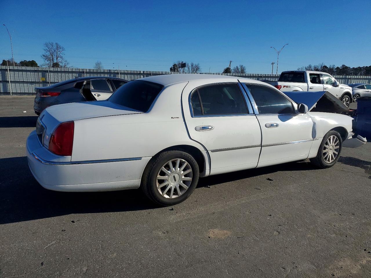 2006 LINCOLN TOWN CAR SIGNATURE photo 3