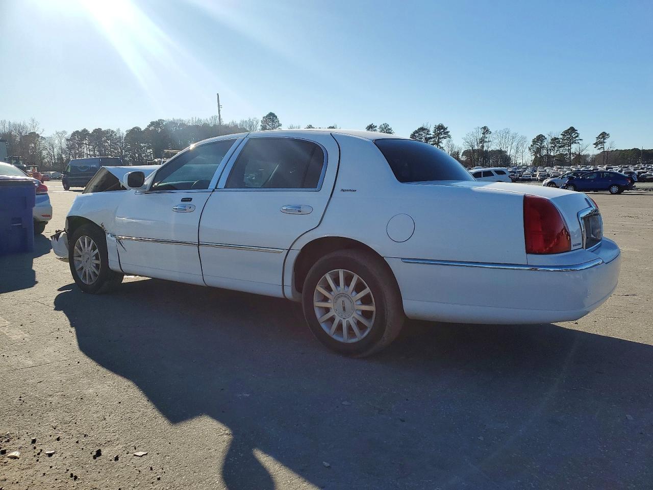 2006 LINCOLN TOWN CAR SIGNATURE photo 2
