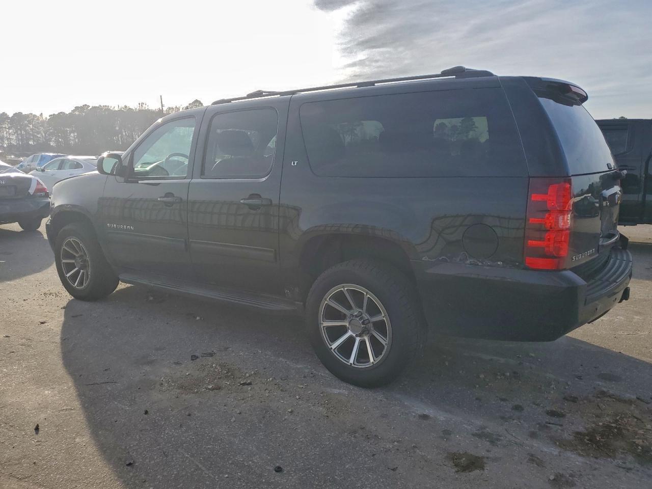 2011 CHEVROLET SUBURBAN K1500 LT photo 2