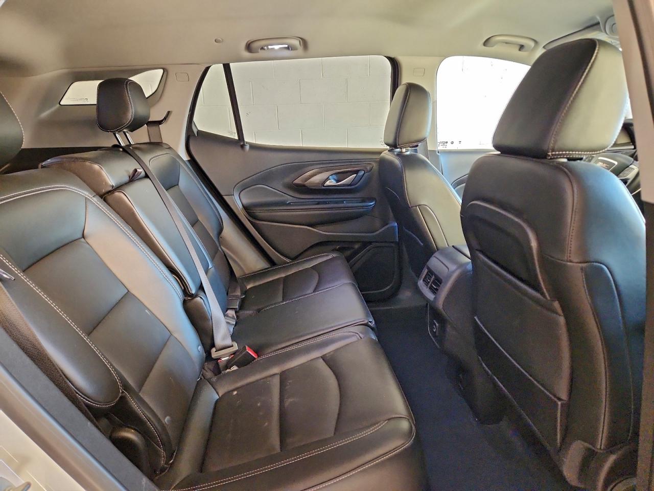 2024 GMC TERRAIN SLT photo 11