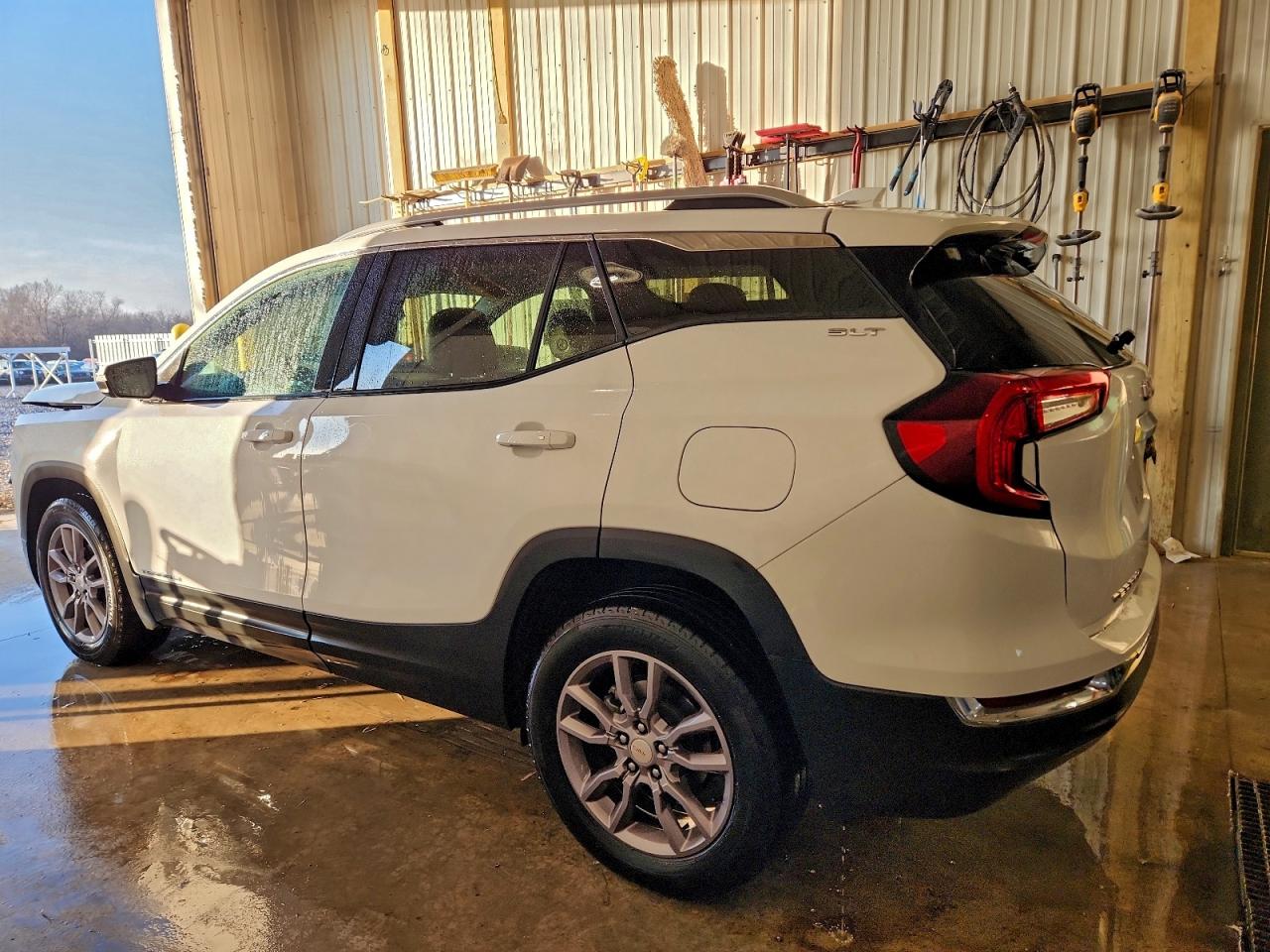 2024 GMC TERRAIN SLT photo 2