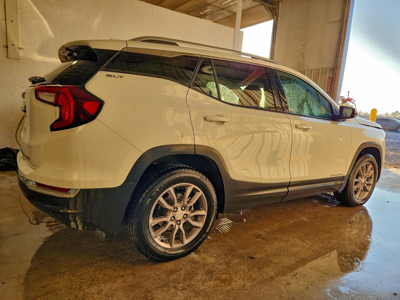 2024 GMC TERRAIN SLT photo 3