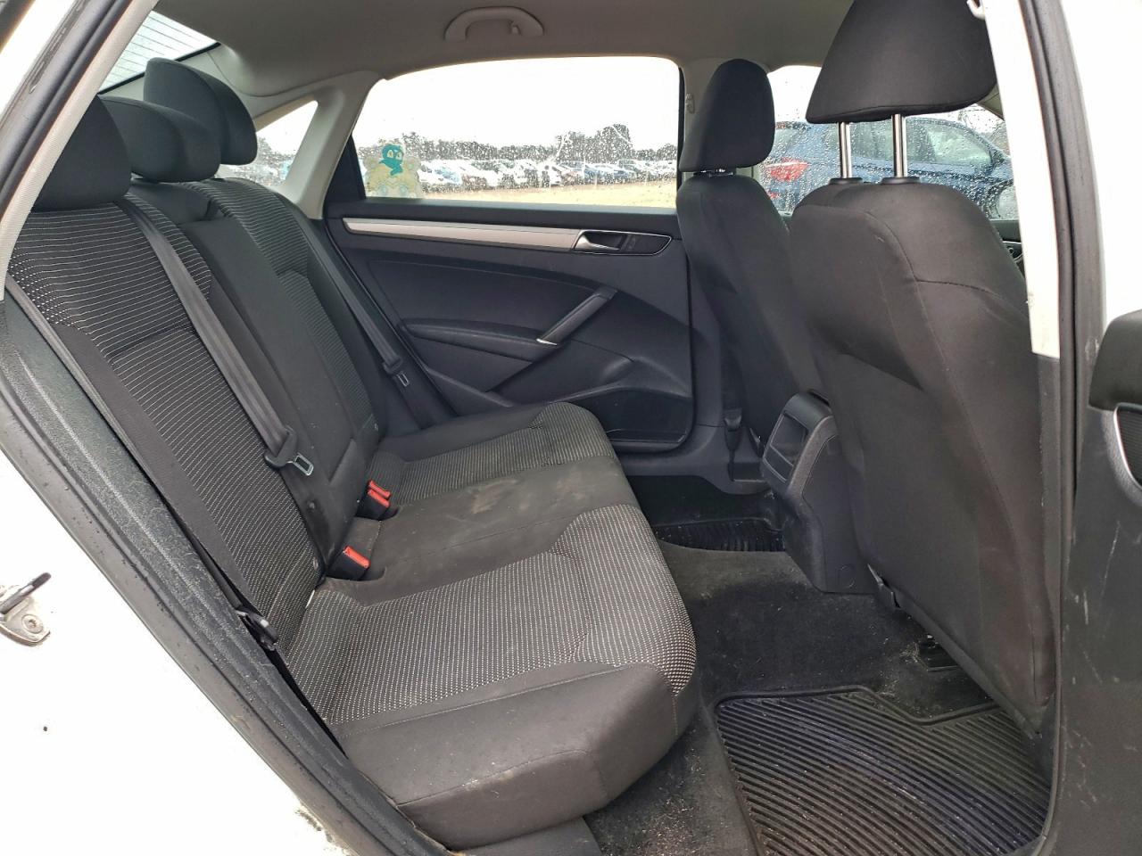 2017 VOLKSWAGEN PASSAT S photo 10