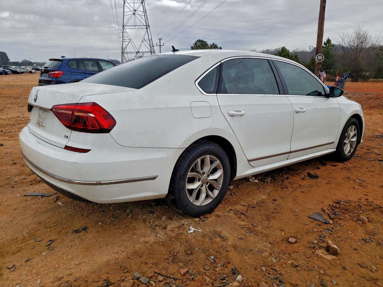 2017 VOLKSWAGEN PASSAT S photo 3