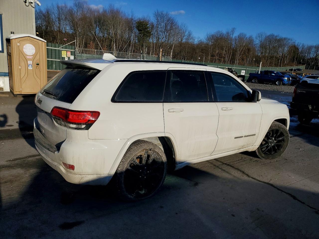 2020 JEEP GRAND CHEROKEE LAREDO photo 3