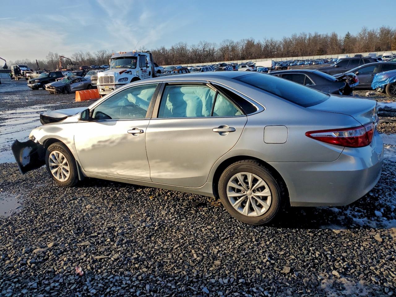 2015 TOYOTA CAMRY LE photo 2