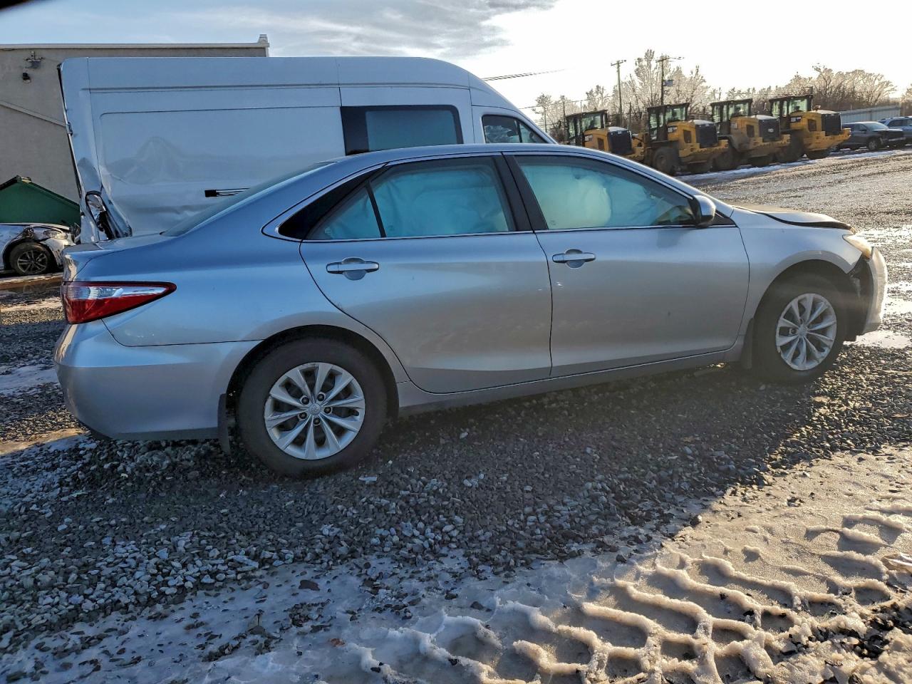 2015 TOYOTA CAMRY LE photo 3