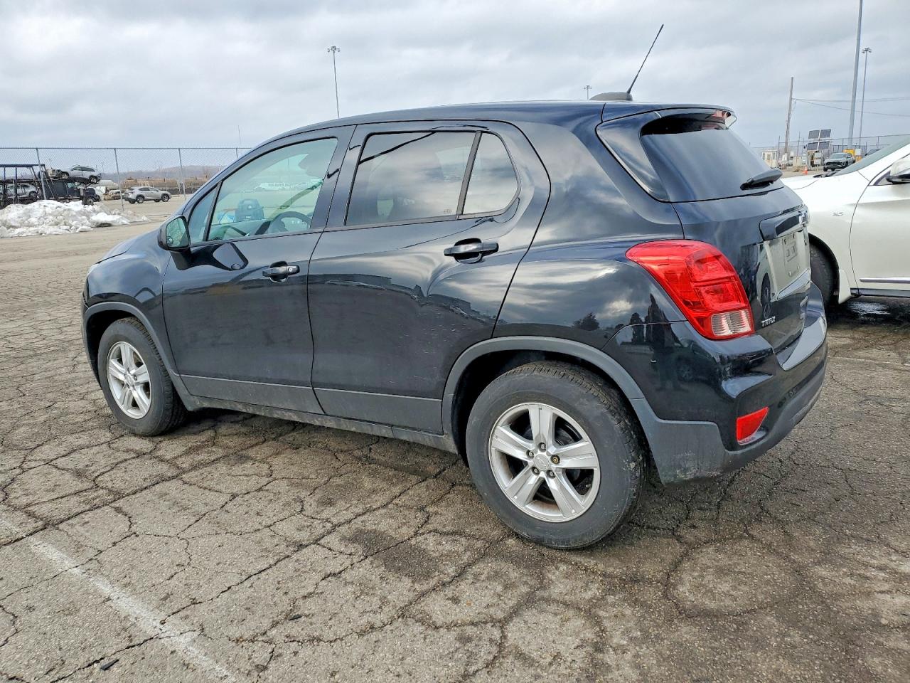 2019 CHEVROLET TRAX LS photo 2