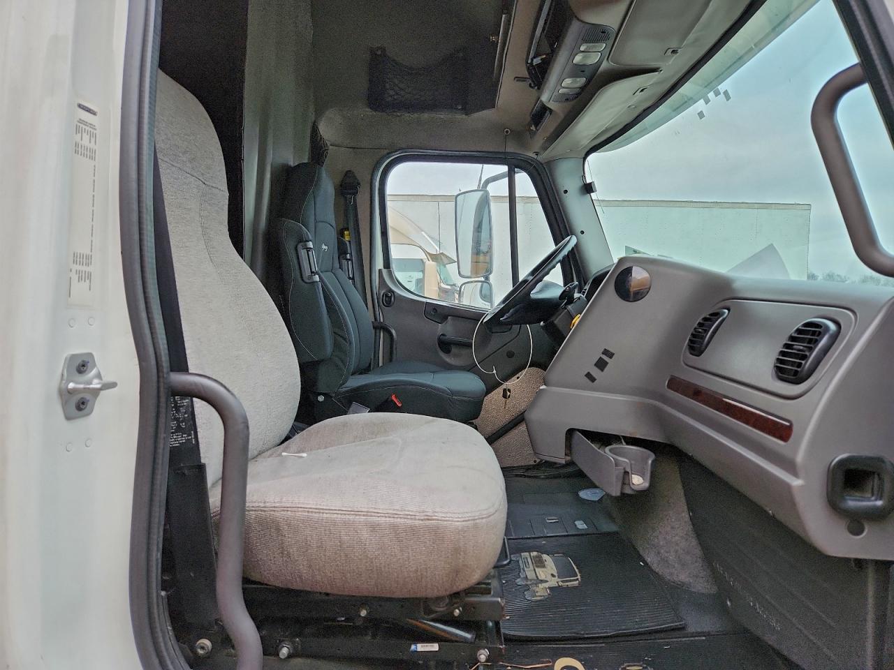 2018 FREIGHTLINER BUSINESS CLASS M2 BOX TRUCK photo 5