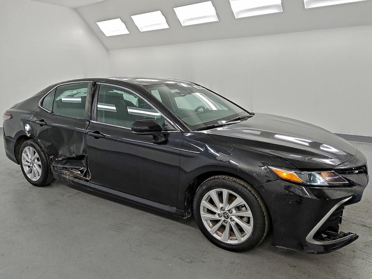2022 TOYOTA CAMRY LE photo 4