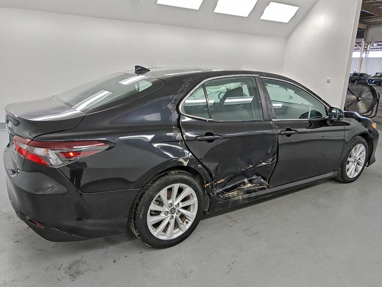2022 TOYOTA CAMRY LE photo 3