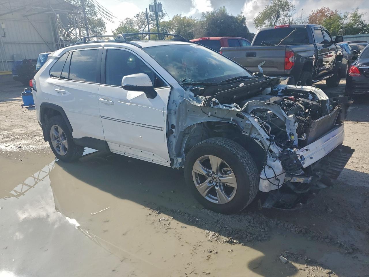 2025 TOYOTA RAV4 XLE photo 4