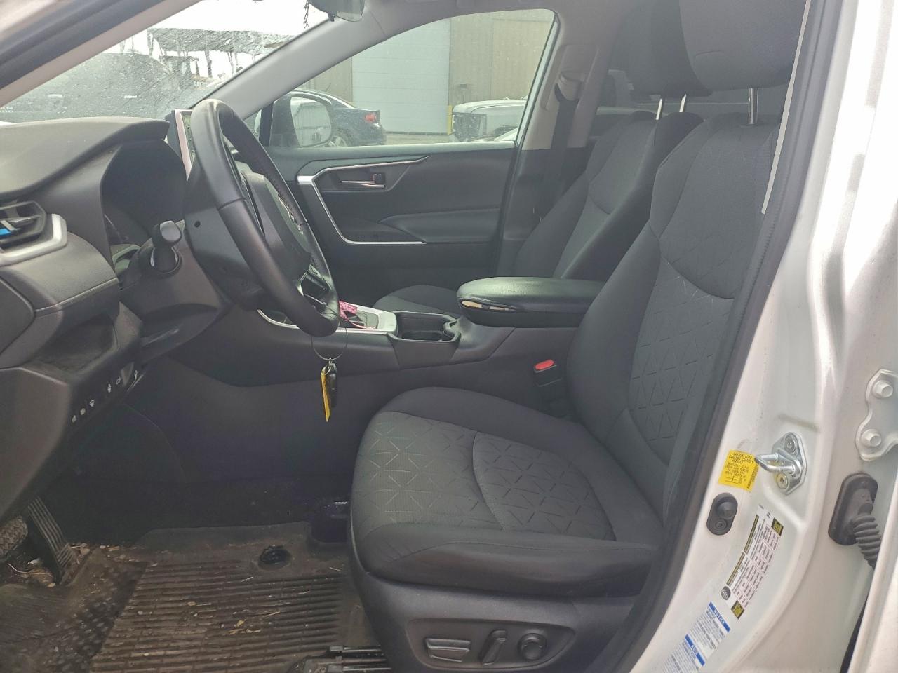 2021 TOYOTA RAV4 XLE photo 7