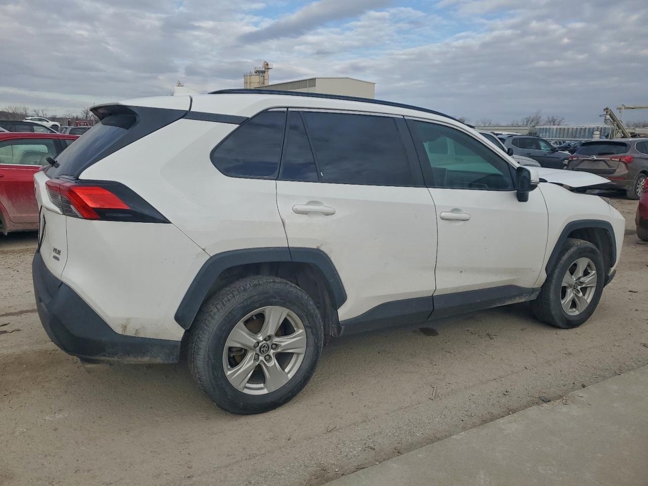 2021 TOYOTA RAV4 XLE photo 3