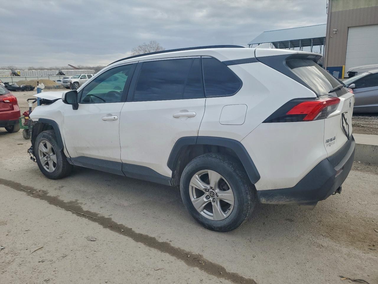 2021 TOYOTA RAV4 XLE photo 2