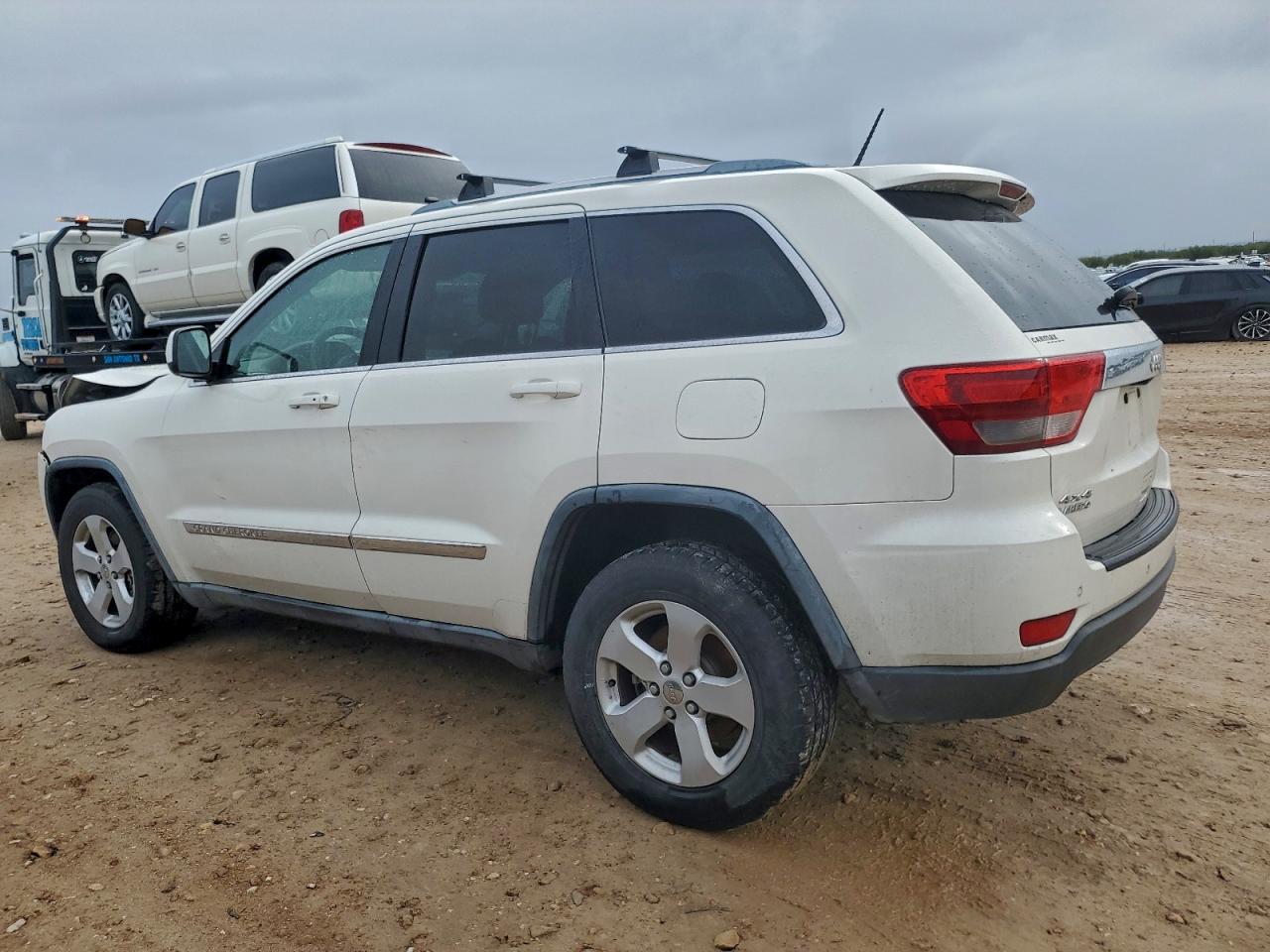 2011 JEEP GRAND CHEROKEE LAREDO photo 2