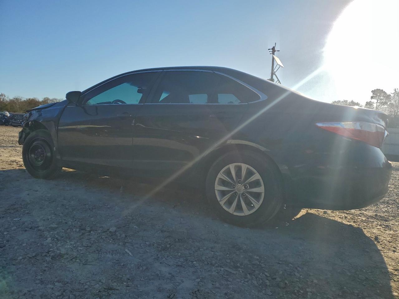 2015 TOYOTA CAMRY LE photo 2