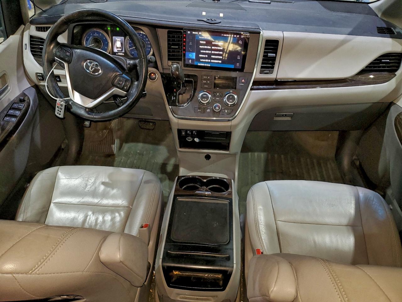 2016 TOYOTA SIENNA XLE photo 8