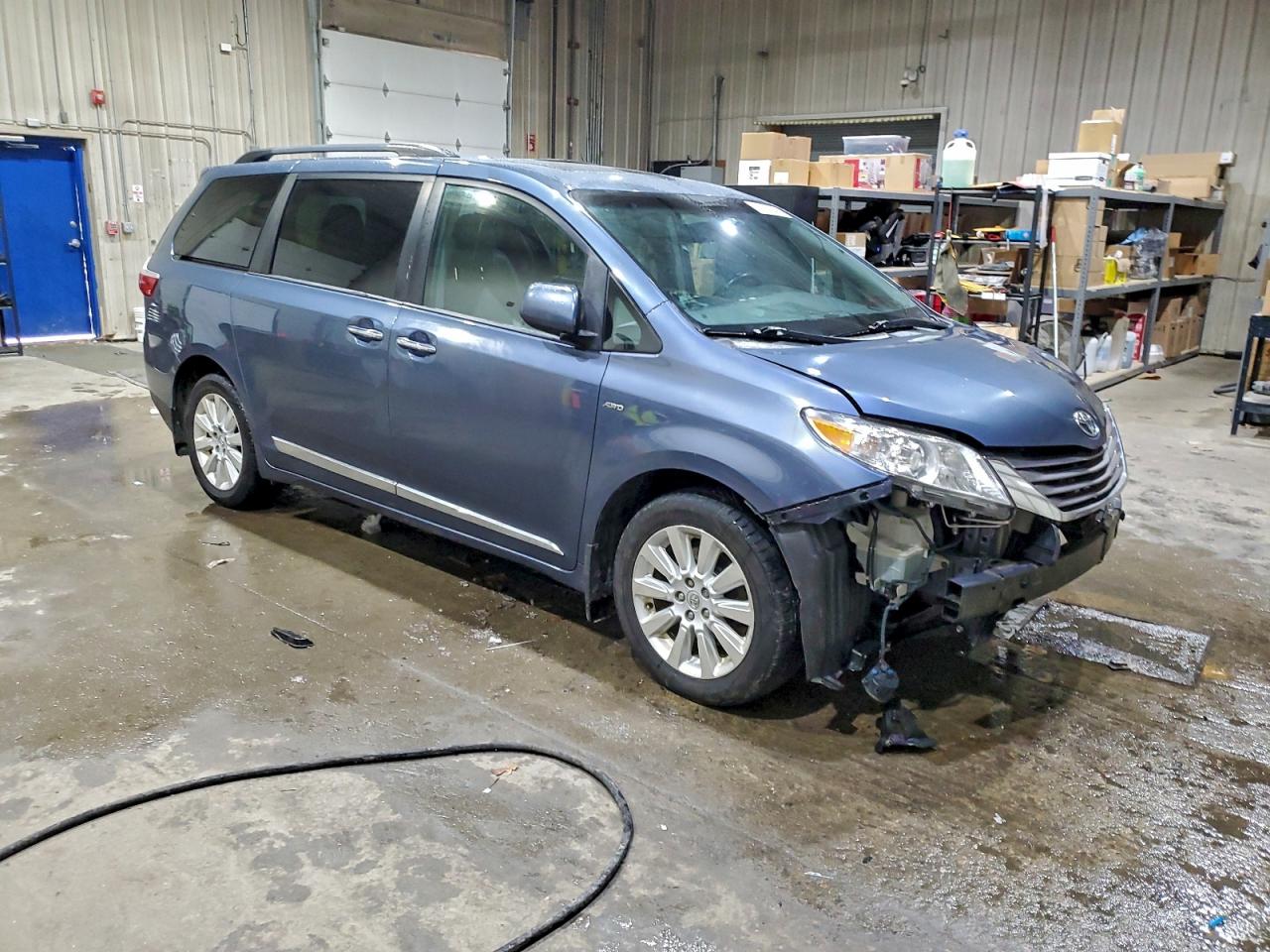 2016 TOYOTA SIENNA XLE photo 4