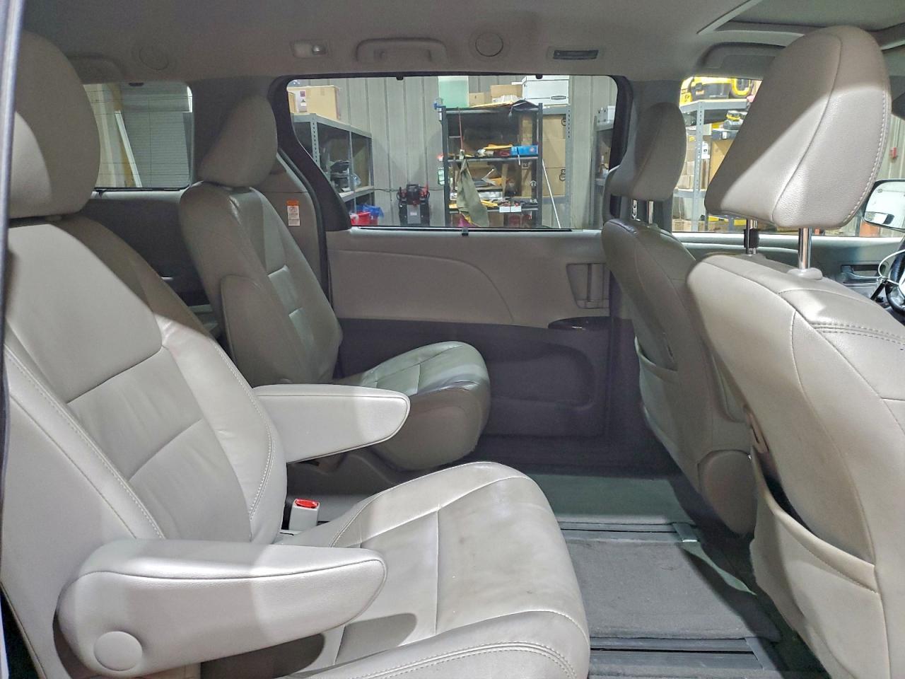 2016 TOYOTA SIENNA XLE photo 11