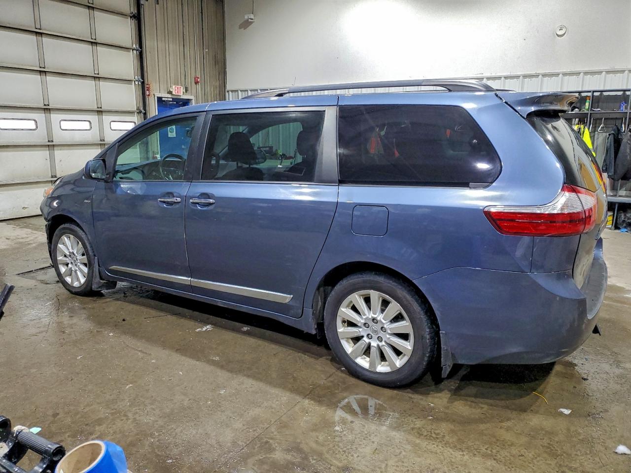 2016 TOYOTA SIENNA XLE photo 2