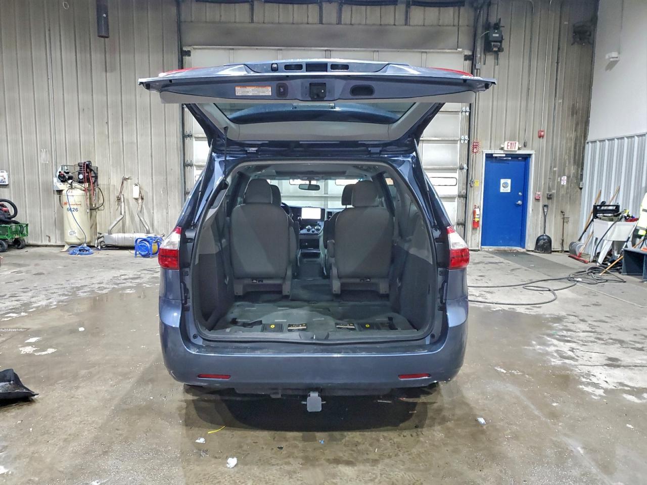 2016 TOYOTA SIENNA XLE photo 6