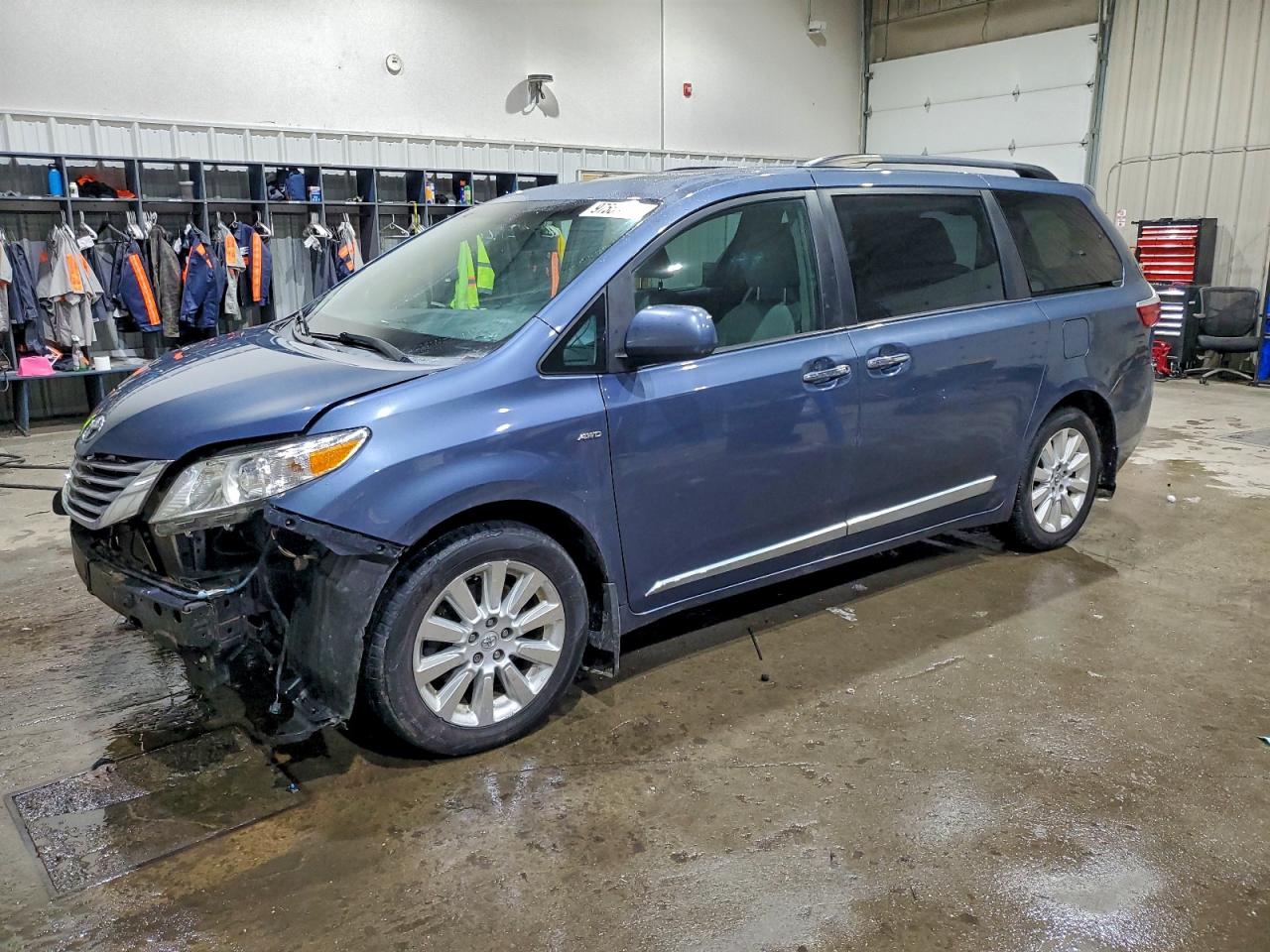 2016 TOYOTA SIENNA