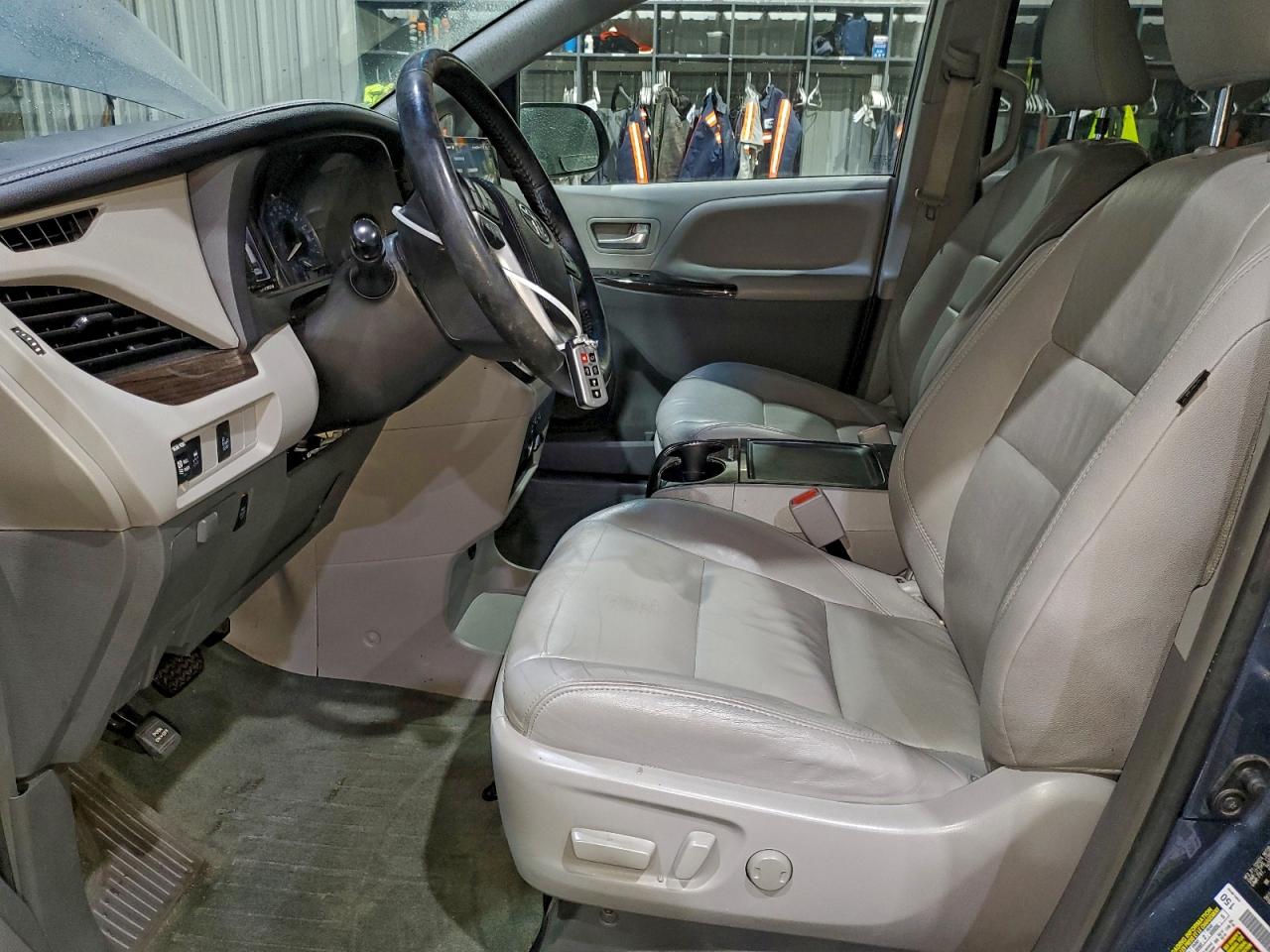 2016 TOYOTA SIENNA XLE photo 7