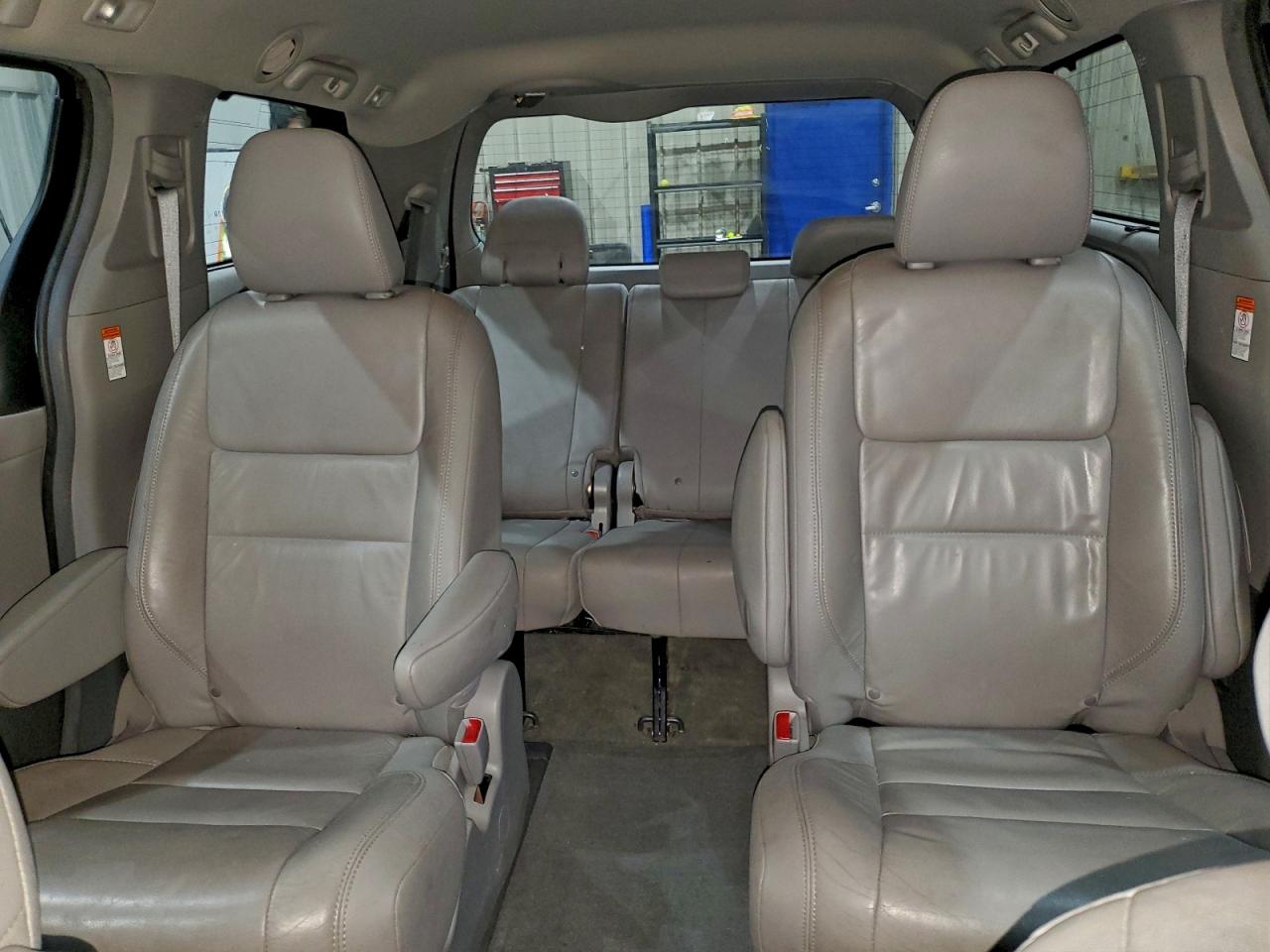 2016 TOYOTA SIENNA XLE photo 10