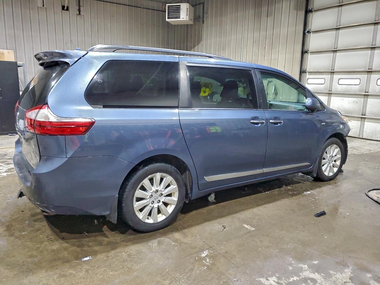 2016 TOYOTA SIENNA XLE photo 3