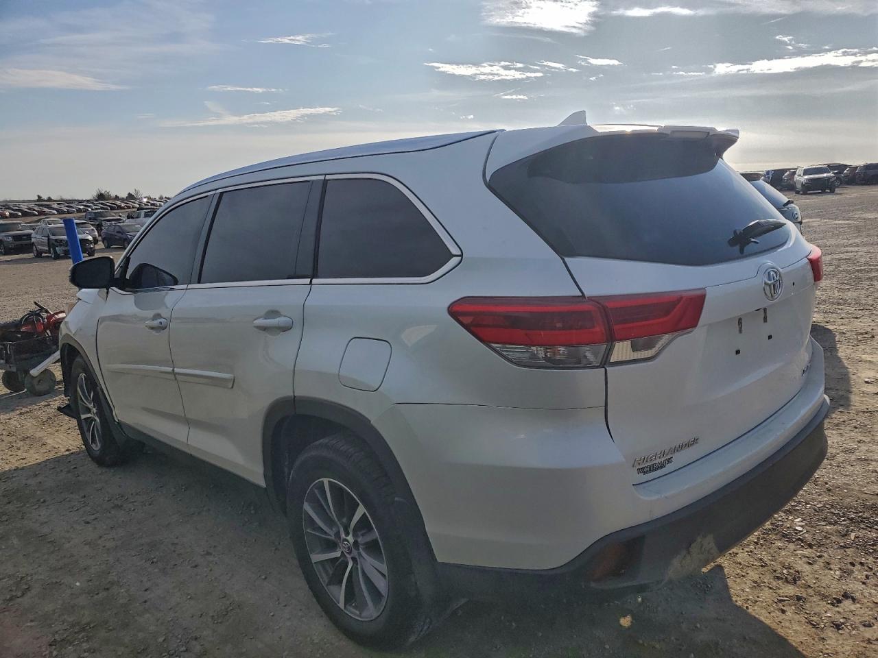 2019 TOYOTA HIGHLANDER SE photo 2