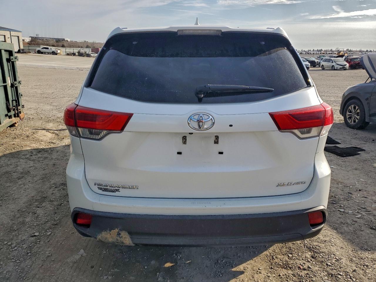 2019 TOYOTA HIGHLANDER SE photo 6
