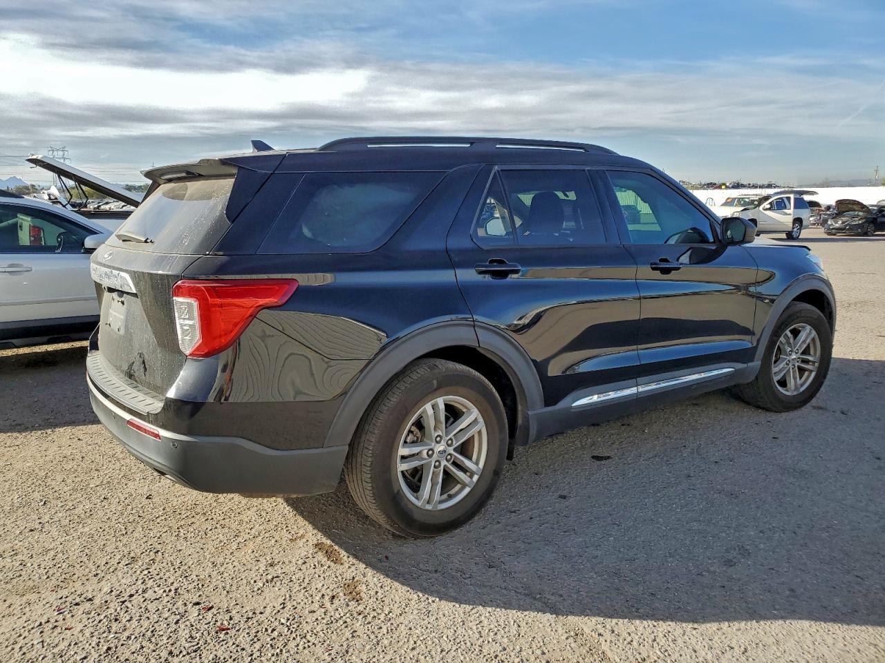 2021 FORD EXPLORER XLT photo 3