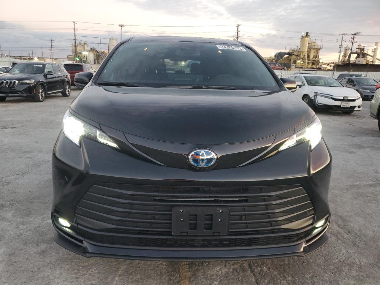 2025 TOYOTA SIENNA XSE photo 5