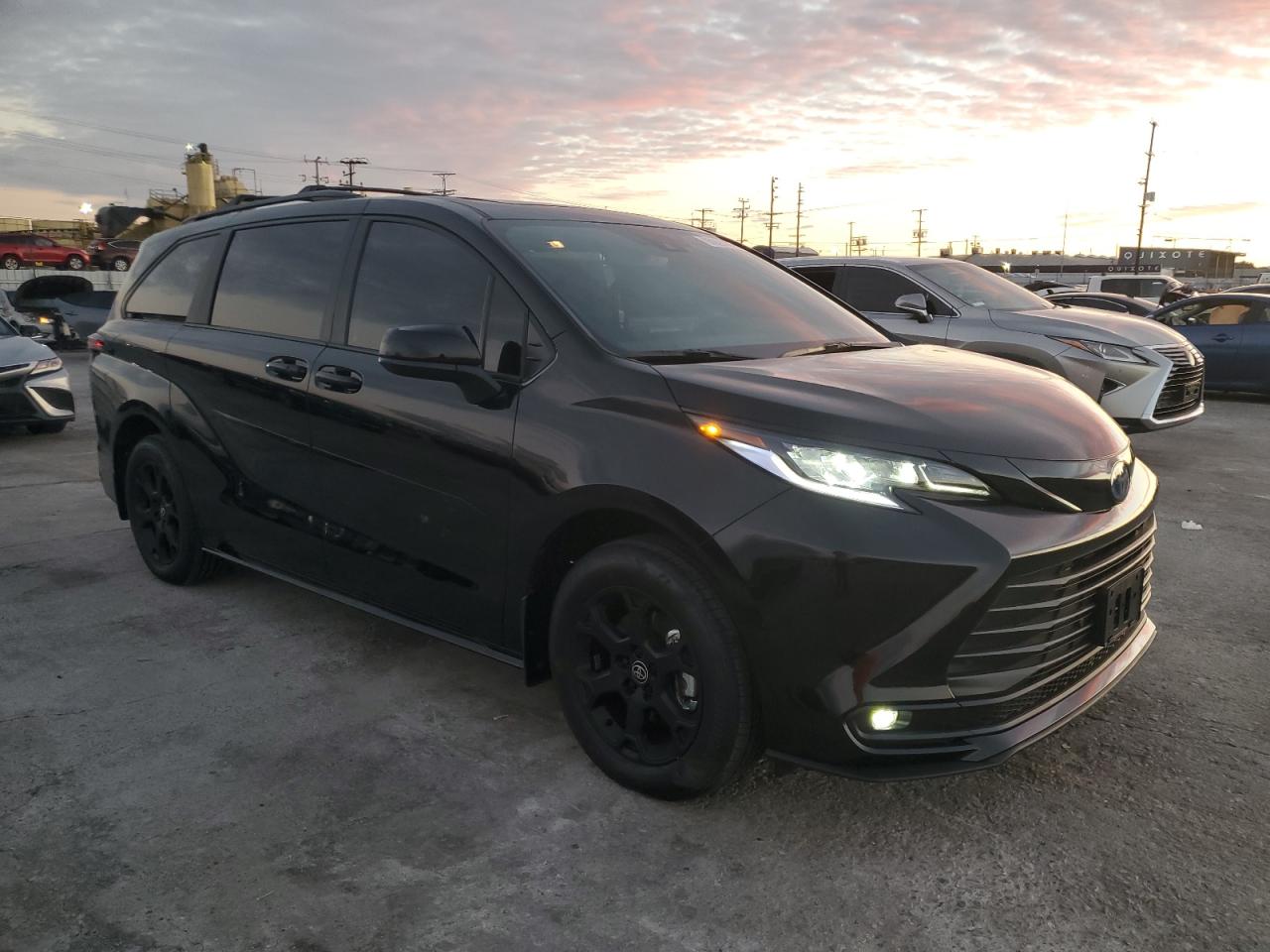 2025 TOYOTA SIENNA XSE photo 4