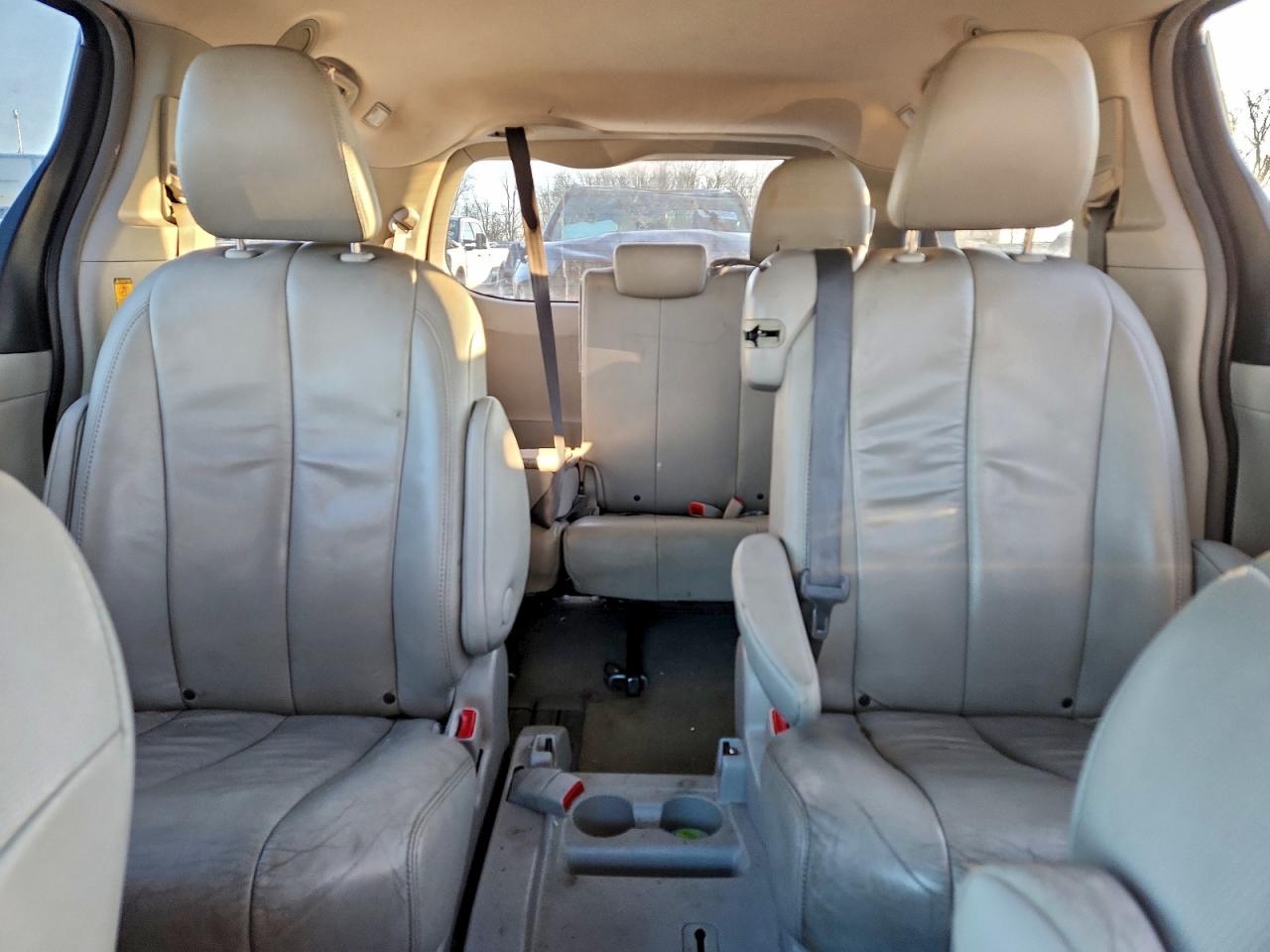 2013 TOYOTA SIENNA XLE photo 10