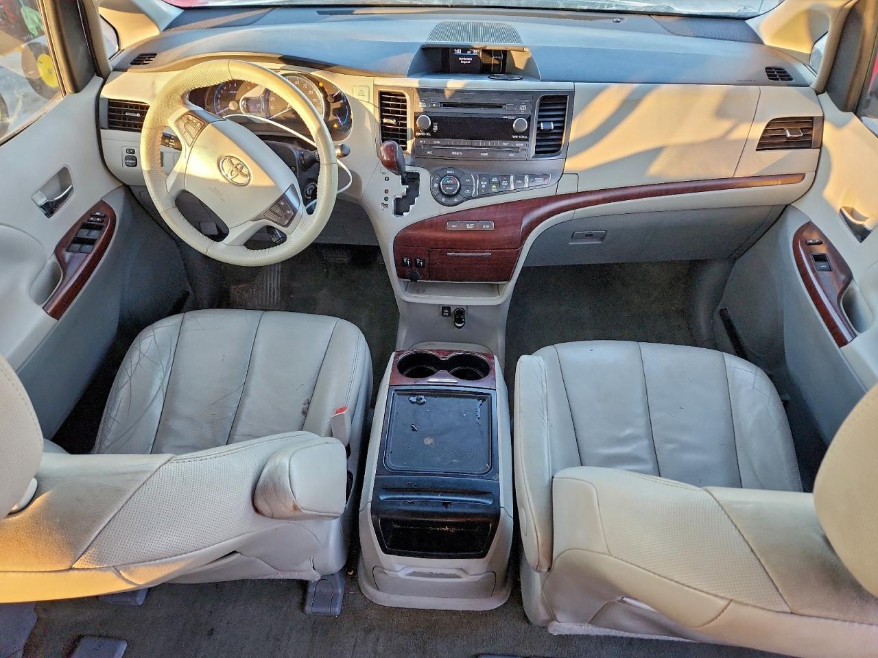 2013 TOYOTA SIENNA XLE photo 8