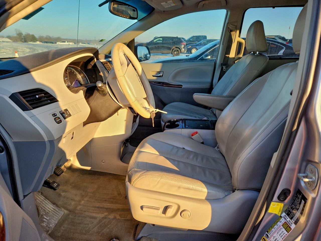 2013 TOYOTA SIENNA XLE photo 7
