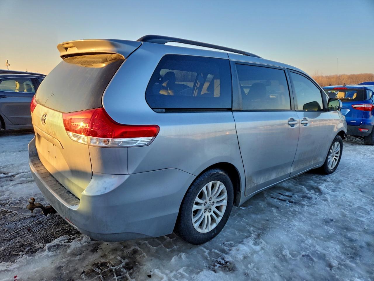 2013 TOYOTA SIENNA XLE photo 3
