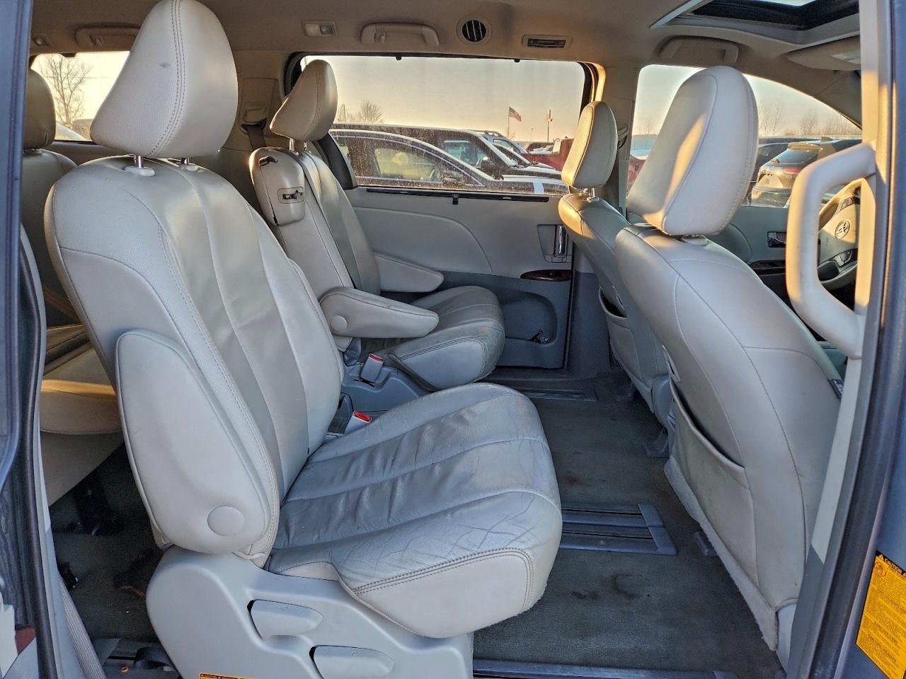 2013 TOYOTA SIENNA XLE photo 11